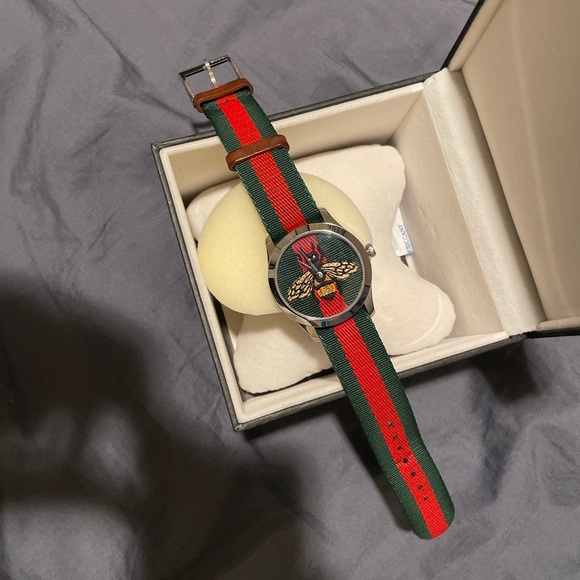 Gucci wristwatch, gently worm, comes in a box, selling it because I got a Rolex. - Picture 6 of 6
